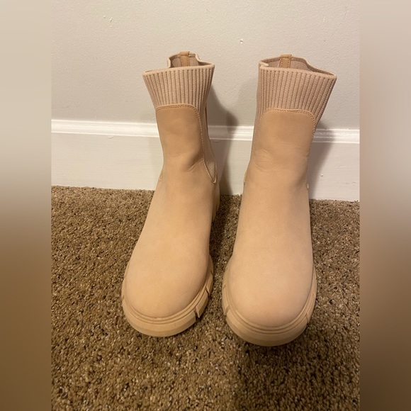 Cream platform ankle boots - Picture 2 of 6